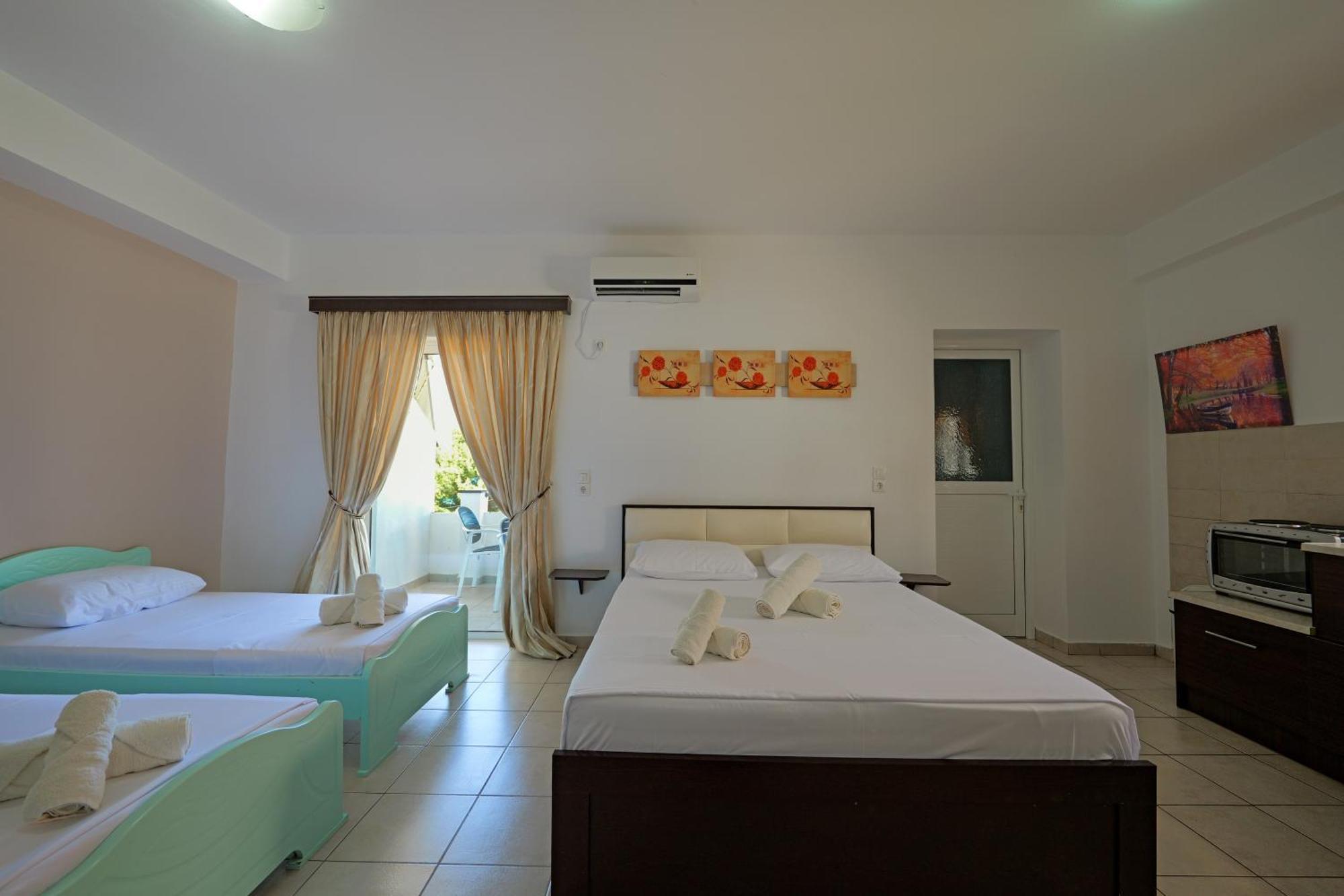 Livia'S Guesthouse كساميل المظهر الخارجي الصورة